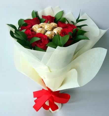 I Love You Red Roses And Chocolate Bouquet - Fruit n Floral