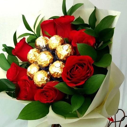I Love You Red Roses And Chocolate Bouquet - Fruit n Floral